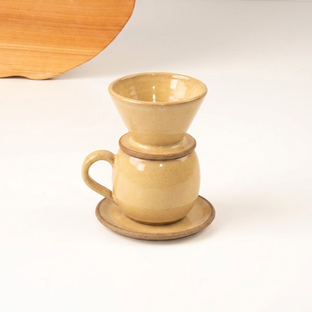 Xícara Esfera com porta filtro em cerâmica artesanal — argila Cappuccino, esmalte Pedra Sabão
