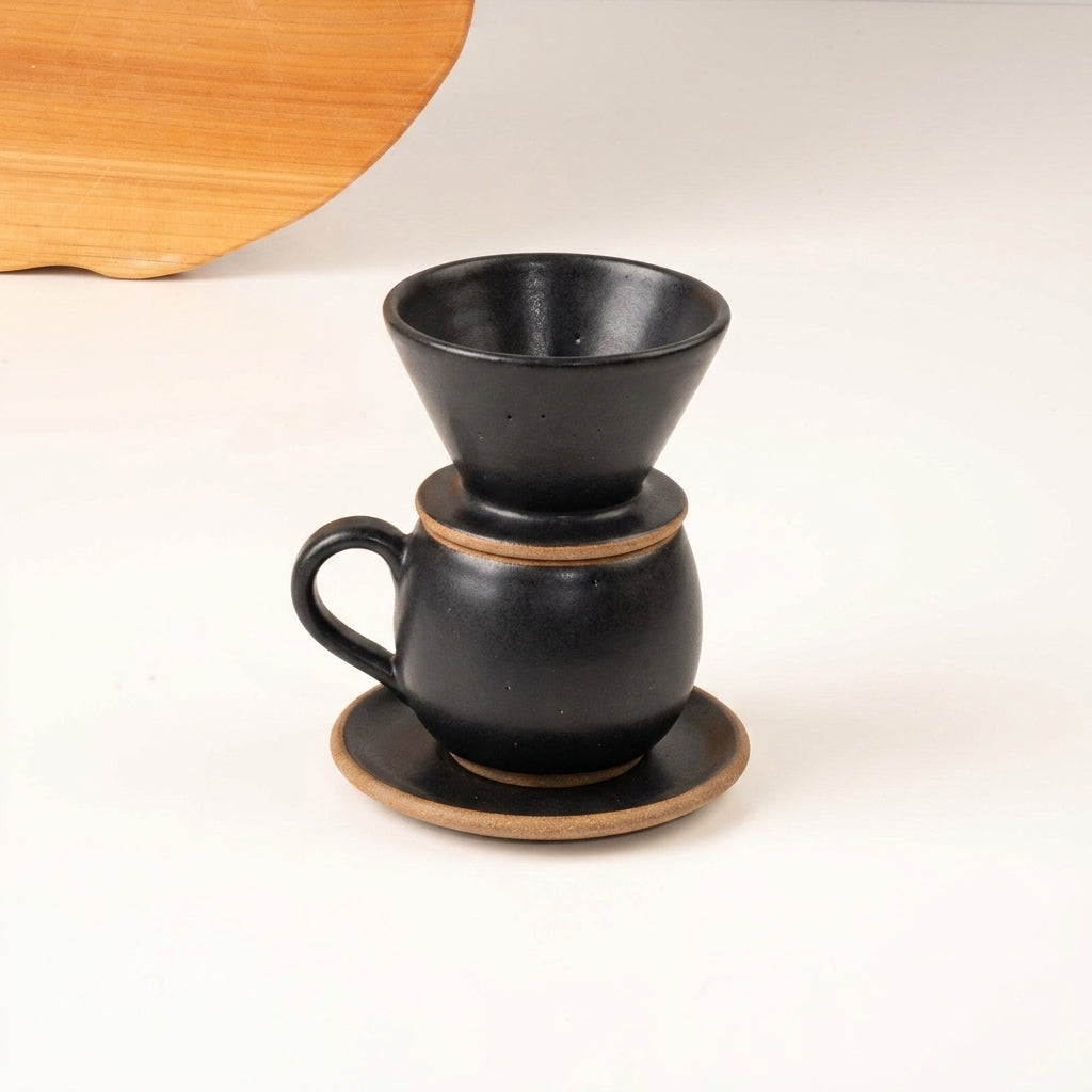 Xícara Esfera com porta filtro em cerâmica artesanal — argila Cappuccino, esmalte Preto Acetinado