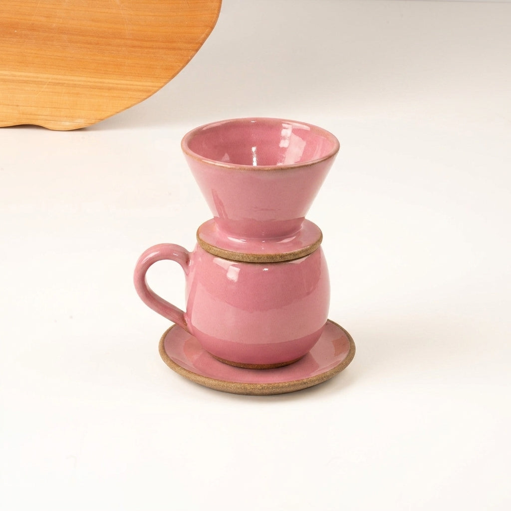 Xícara Esfera com porta filtro em cerâmica artesanal — argila Cappuccino, esmalte Rosa Barbie