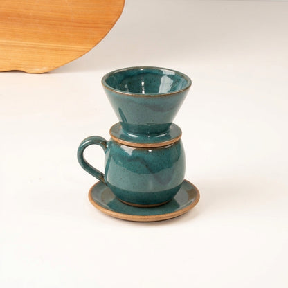 Xícara Esfera com porta filtro em cerâmica artesanal — argila Cappuccino, esmalte Verde Exército
