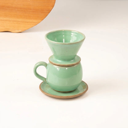 Xícara Esfera com porta filtro em cerâmica artesanal — argila Cappuccino, esmalte Verde Menta