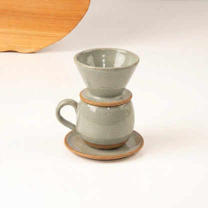 Xícara Esfera com porta filtro em cerâmica artesanal — argila Cappuccino, esmalte Verde Pompeia