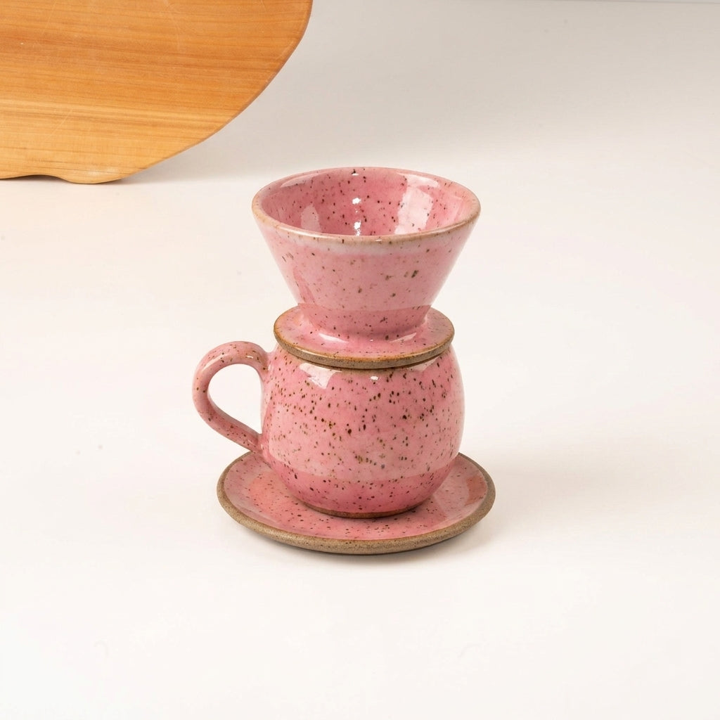 Xícara Esfera com porta filtro em cerâmica artesanal — argila Flocos, esmalte Rosa Barbie