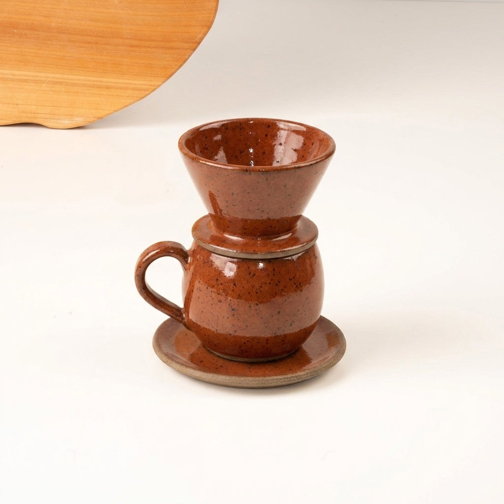 Xícara Esfera com porta filtro em cerâmica artesanal — argila Flocos, esmalte Sol de Terracota