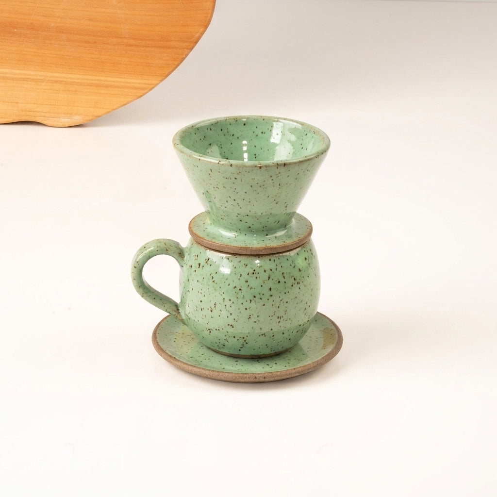 Xícara Esfera com porta filtro em cerâmica artesanal — argila Flocos, esmalte Verde Menta