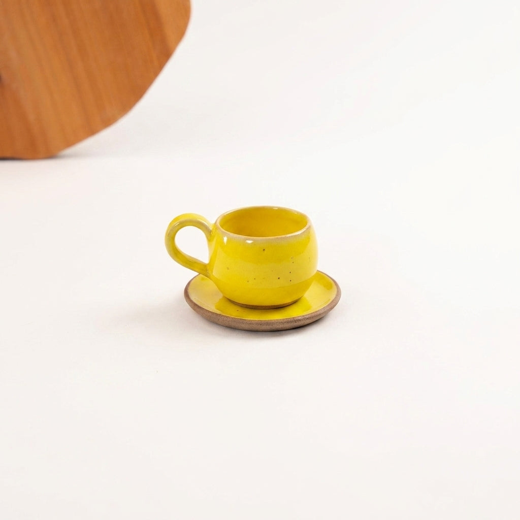 Xícara Esfera em cerâmica artesanal — tamanho 100ML, argila Cappuccino, esmalte Amarelo Intenso