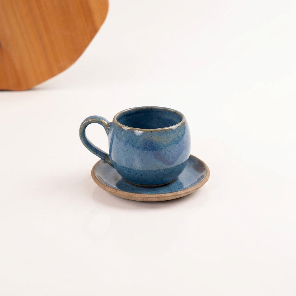 Xícara Esfera em cerâmica artesanal — tamanho 100ML, argila Cappuccino, esmalte Azul Safira