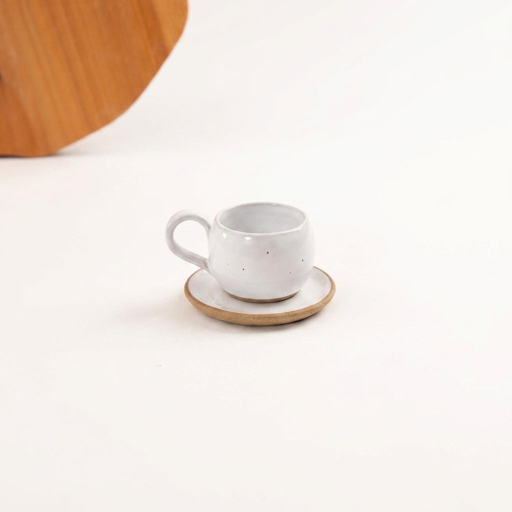 Xícara Esfera em cerâmica artesanal — tamanho 100ML, argila Cappuccino, esmalte Branco AMME
