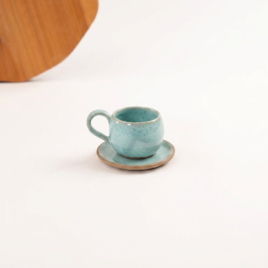 Xícara Esfera em cerâmica artesanal — tamanho 100ML, argila Cappuccino, esmalte Jujuba