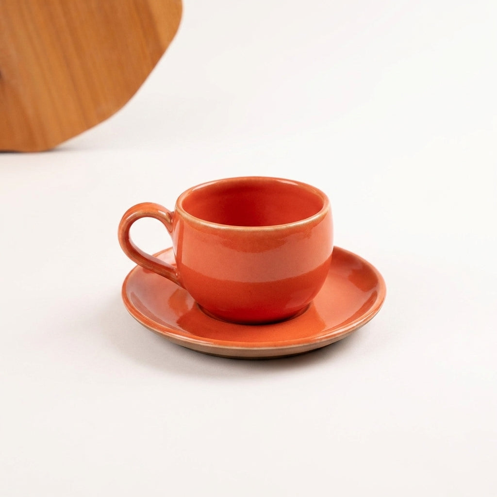 Xícara Esfera em cerâmica artesanal — tamanho 100ML, argila Cappuccino, esmalte Laranja Intenso