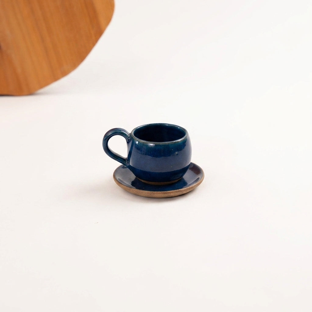 Xícara Esfera em cerâmica artesanal — tamanho 100ML, argila Cappuccino, esmalte Lazuli