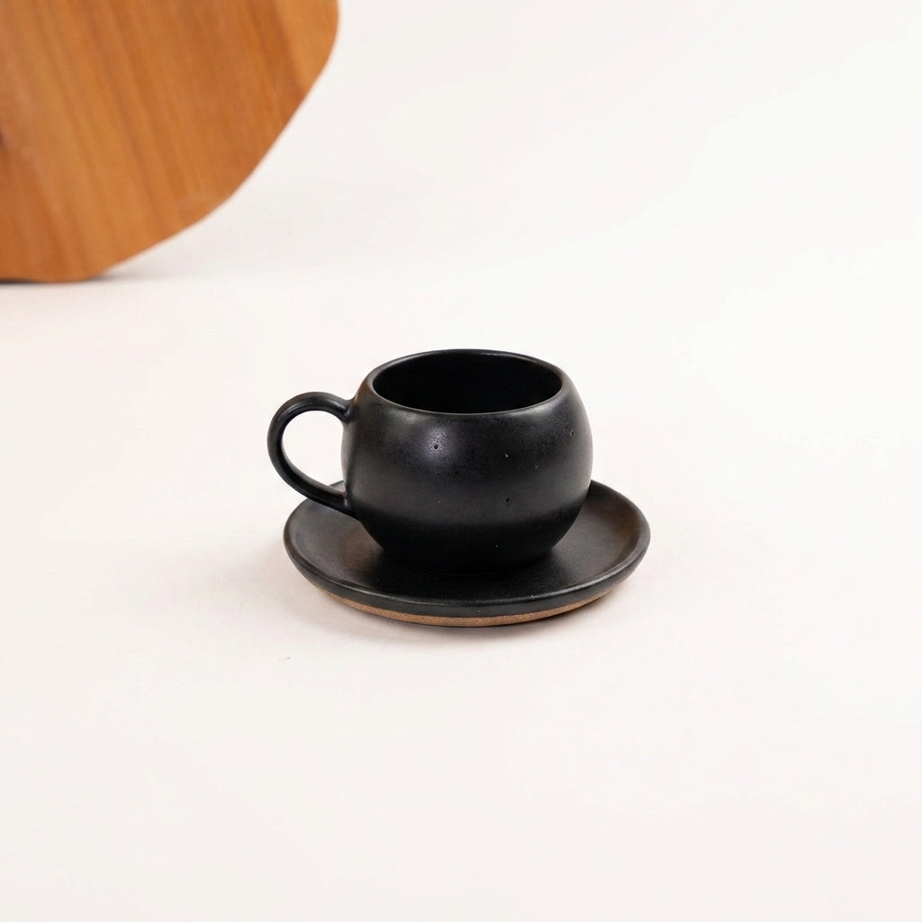 Xícara Esfera em cerâmica artesanal — tamanho 100ML, argila Cappuccino, esmalte Preto Acetinado