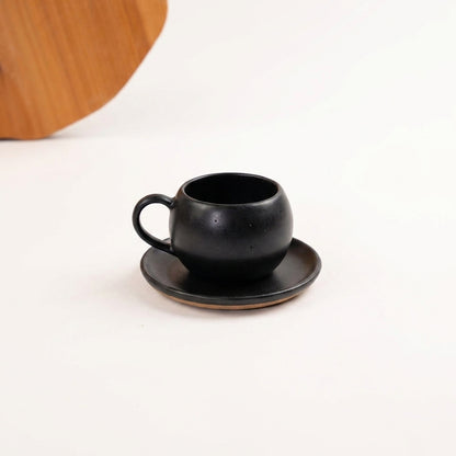 Xícara Esfera em cerâmica artesanal — tamanho 100ML, argila Cappuccino, esmalte Preto Acetinado