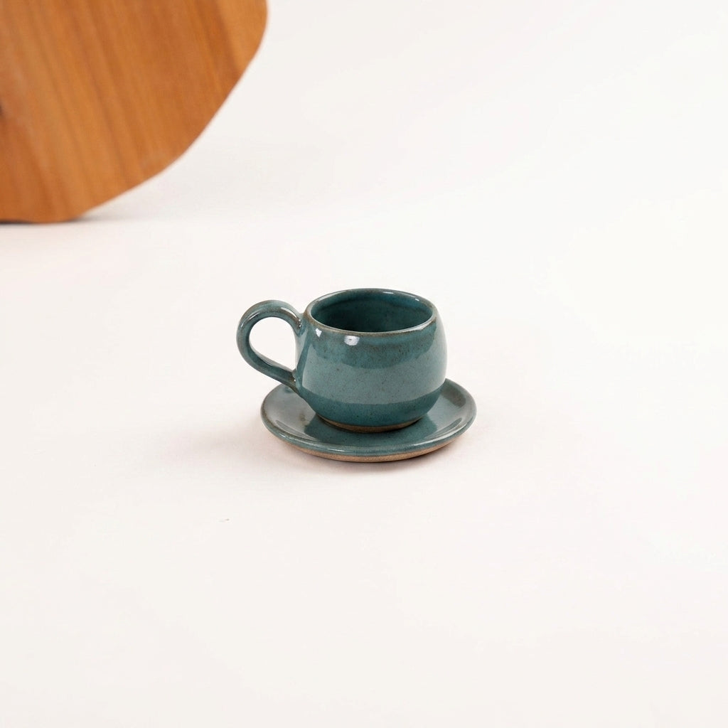 Xícara Esfera em cerâmica artesanal — tamanho 100ML, argila Cappuccino, esmalte Verde Exército