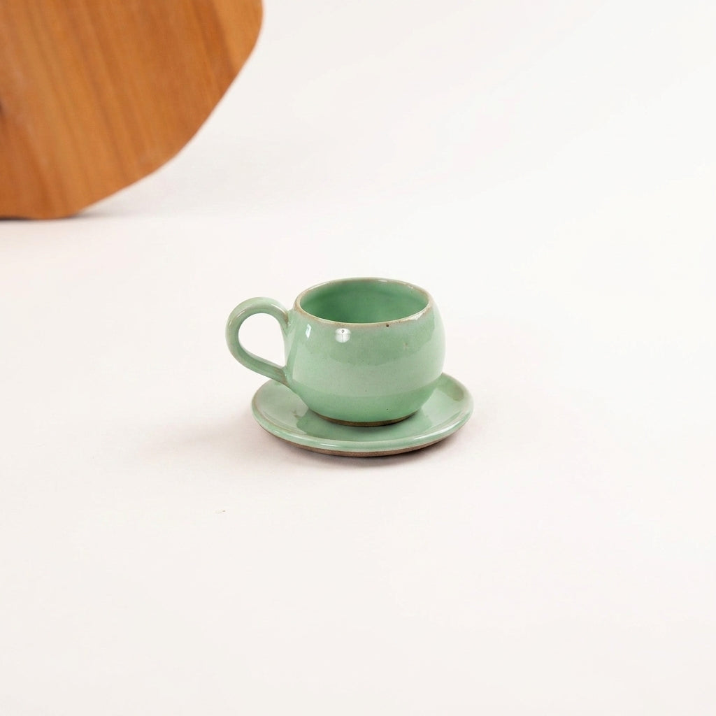Xícara Esfera em cerâmica artesanal — tamanho 100ML, argila Cappuccino, esmalte Verde Menta