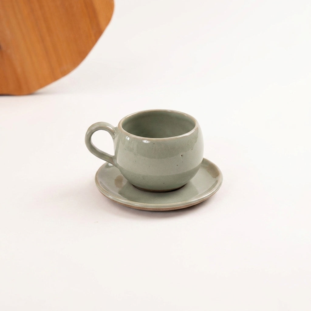 Xícara Esfera em cerâmica artesanal — tamanho 100ML, argila Cappuccino, esmalte Verde Pompeia