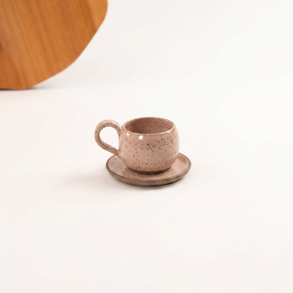 Xícara Esfera em cerâmica artesanal — tamanho 100ML, argila Flocos, esmalte Nude