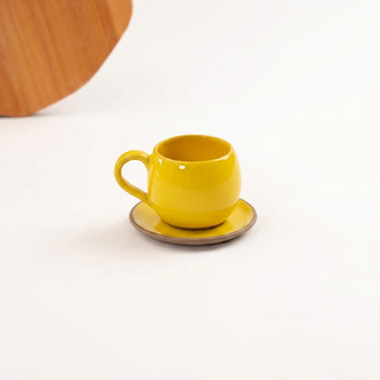 Xícara Esfera em cerâmica artesanal — tamanho 180ML, argila Cappuccino, esmalte Amarelo Intenso