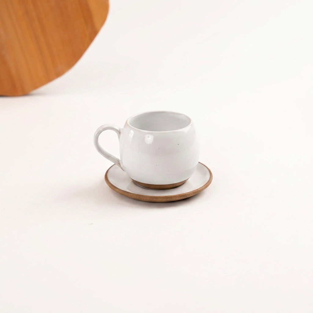 Xícara Esfera em cerâmica artesanal — tamanho 180ML, argila Cappuccino, esmalte Branco AMME