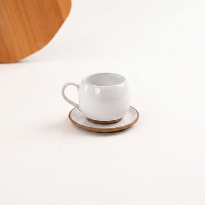 Xícara Esfera em cerâmica artesanal — tamanho 180ML, argila Cappuccino, esmalte Branco AMME