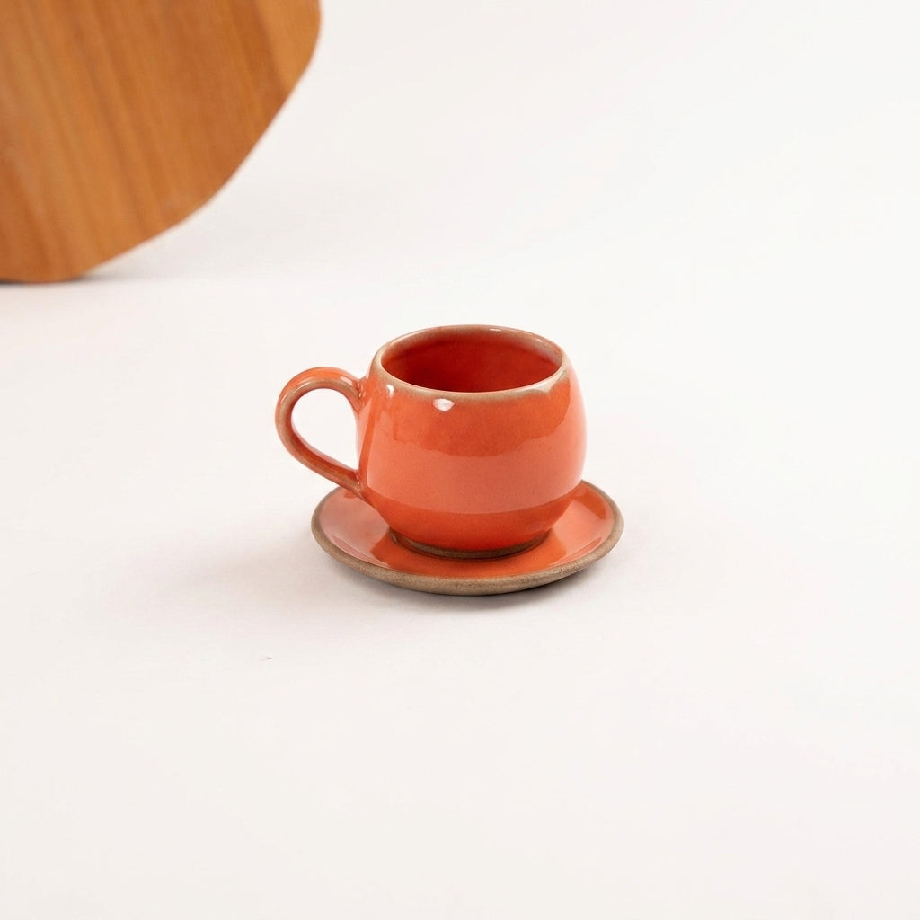 Xícara Esfera em cerâmica artesanal — tamanho 180ML, argila Cappuccino, esmalte Laranja Intenso