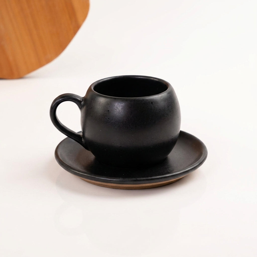 Xícara Esfera em cerâmica artesanal — tamanho 180ML, argila Cappuccino, esmalte Preto Acetinado