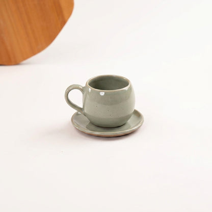 Xícara Esfera em cerâmica artesanal — tamanho 180ML, argila Cappuccino, esmalte Verde Pompeia
