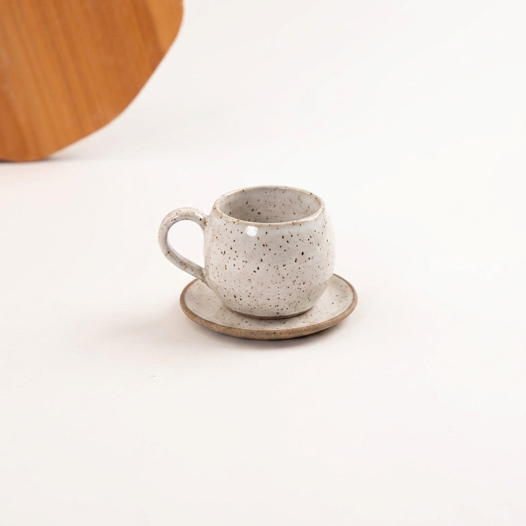 Xícara Esfera em cerâmica artesanal — tamanho 180ML, argila Flocos, esmalte Branco AMME