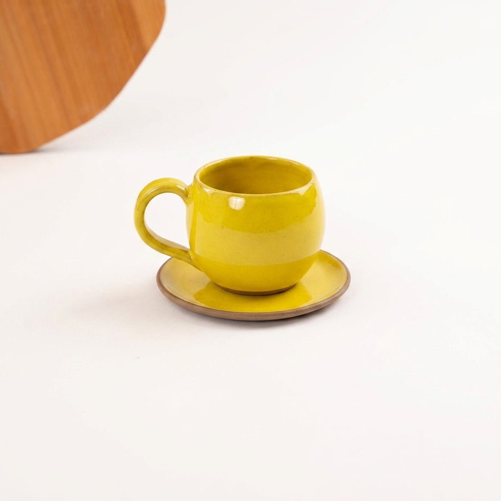 Xícara Esfera em cerâmica artesanal — tamanho 250ML, argila Cappuccino, esmalte Amarelo Intenso