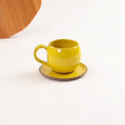 Xícara Esfera em cerâmica artesanal — tamanho 250ML, argila Cappuccino, esmalte Amarelo Intenso