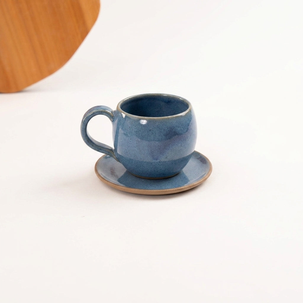 Xícara Esfera em cerâmica artesanal — tamanho 250ML, argila Cappuccino, esmalte Azul Safira