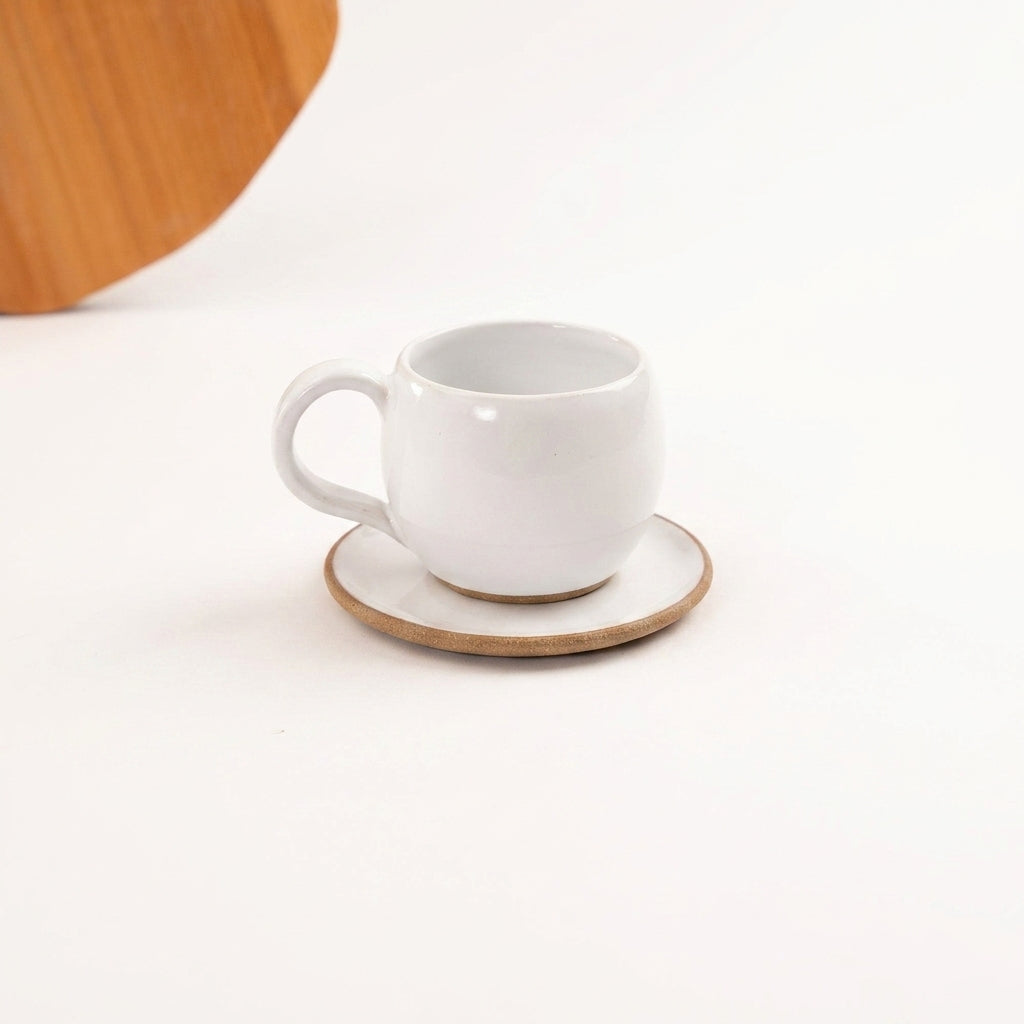 Xícara Esfera em cerâmica artesanal — tamanho 250ML, argila Cappuccino, esmalte Branco AMME