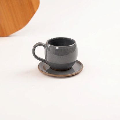 Xícara Esfera em cerâmica artesanal — tamanho 250ML, argila Cappuccino, esmalte Grafite