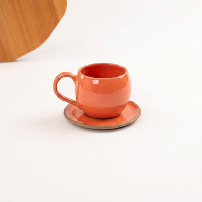 Xícara Esfera em cerâmica artesanal — tamanho 250ML, argila Cappuccino, esmalte Laranja Intenso