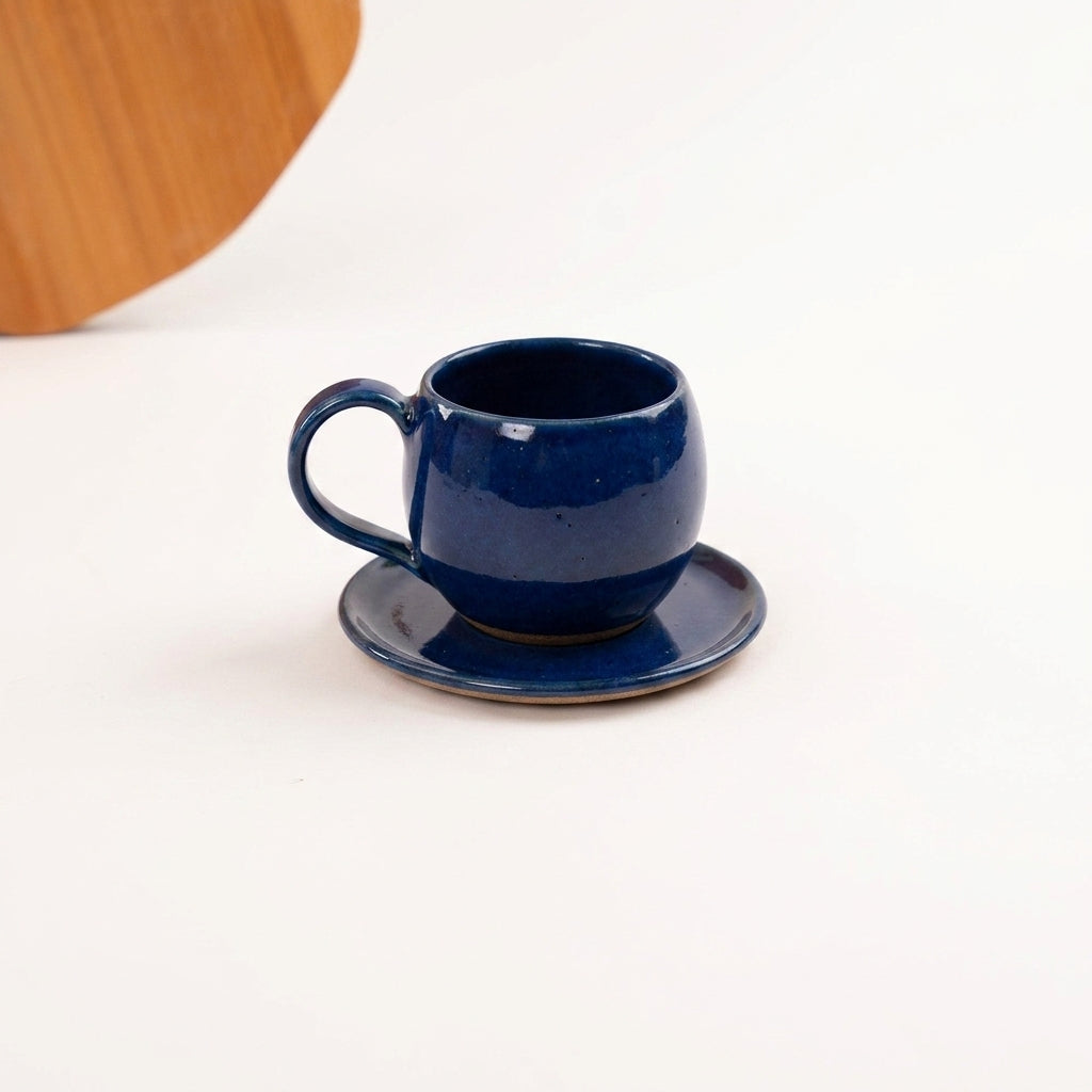 Xícara Esfera em cerâmica artesanal — tamanho 250ML, argila Cappuccino, esmalte Lazuli