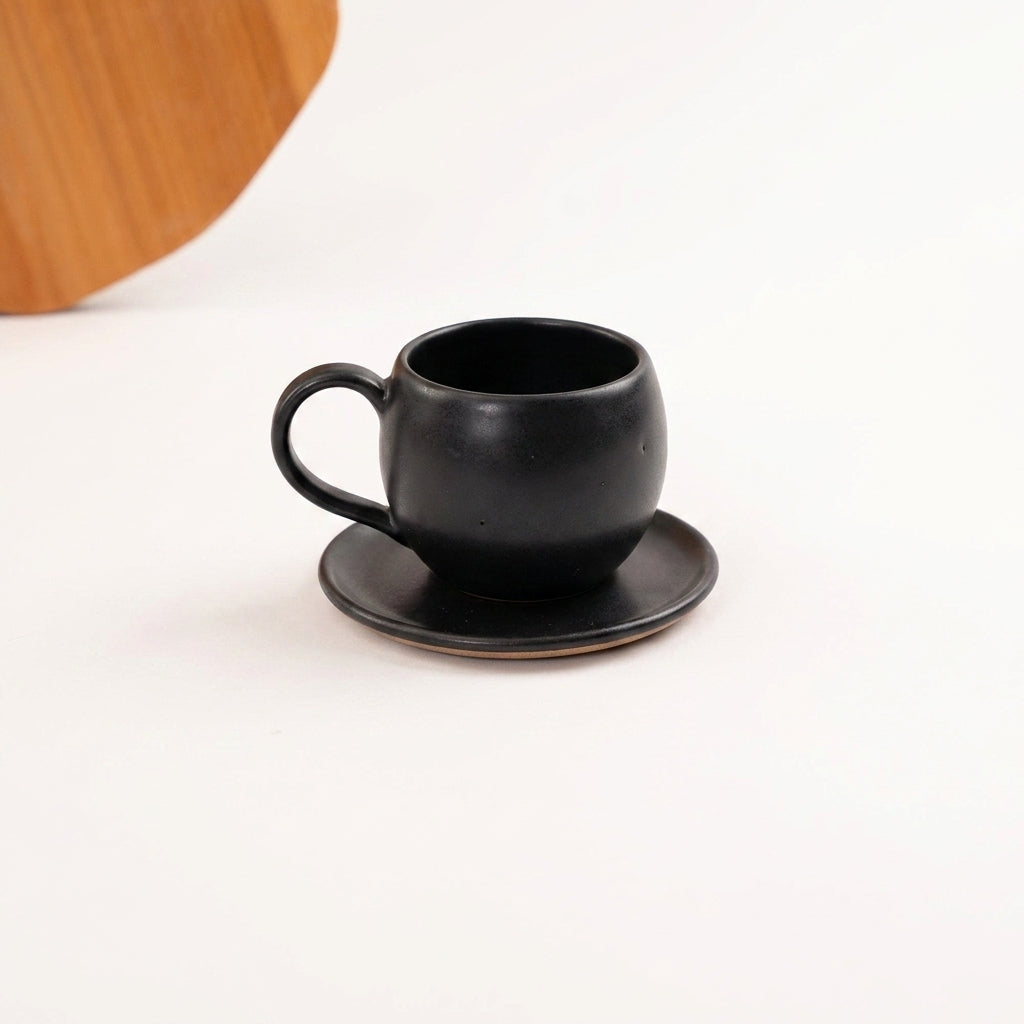 Xícara Esfera em cerâmica artesanal — tamanho 250ML, argila Cappuccino, esmalte Preto Acetinado