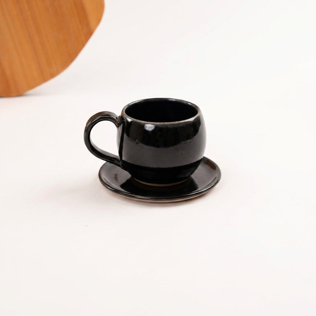 Xícara Esfera em cerâmica artesanal — tamanho 250ML, argila Cappuccino, esmalte Preto Ébano