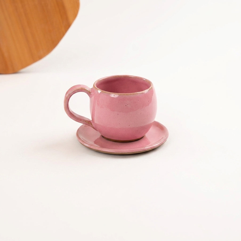 Xícara Esfera em cerâmica artesanal — tamanho 250ML, argila Cappuccino, esmalte Rosa Barbie