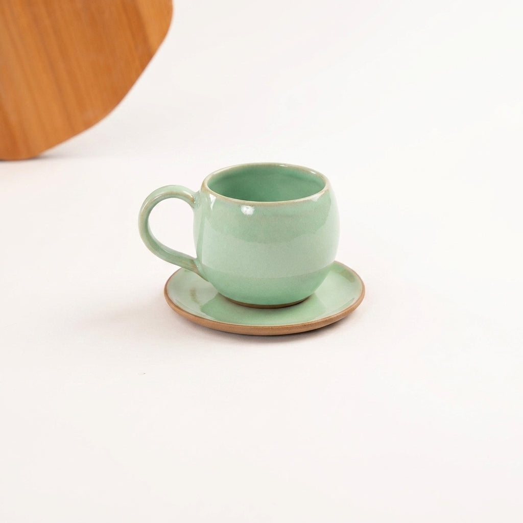 Xícara Esfera em cerâmica artesanal — tamanho 250ML, argila Cappuccino, esmalte Verde Menta