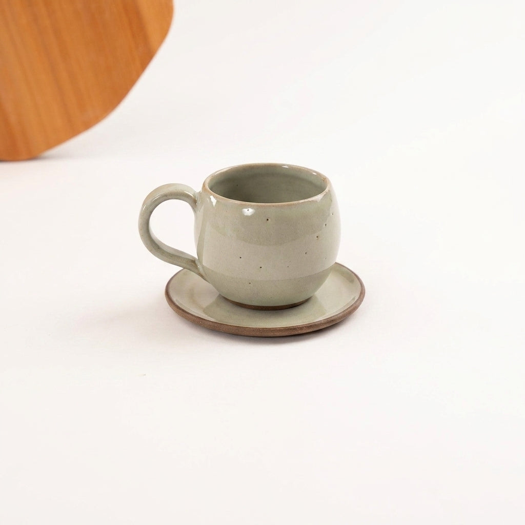 Xícara Esfera em cerâmica artesanal — tamanho 250ML, argila Cappuccino, esmalte Verde Pompeia