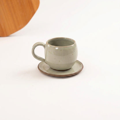 Xícara Esfera em cerâmica artesanal — tamanho 250ML, argila Cappuccino, esmalte Verde Pompeia