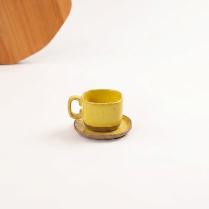 Xícara Quadrada em cerâmica artesanal — tamanho 100ML, argila Cappuccino, esmalte Amarelo Intenso