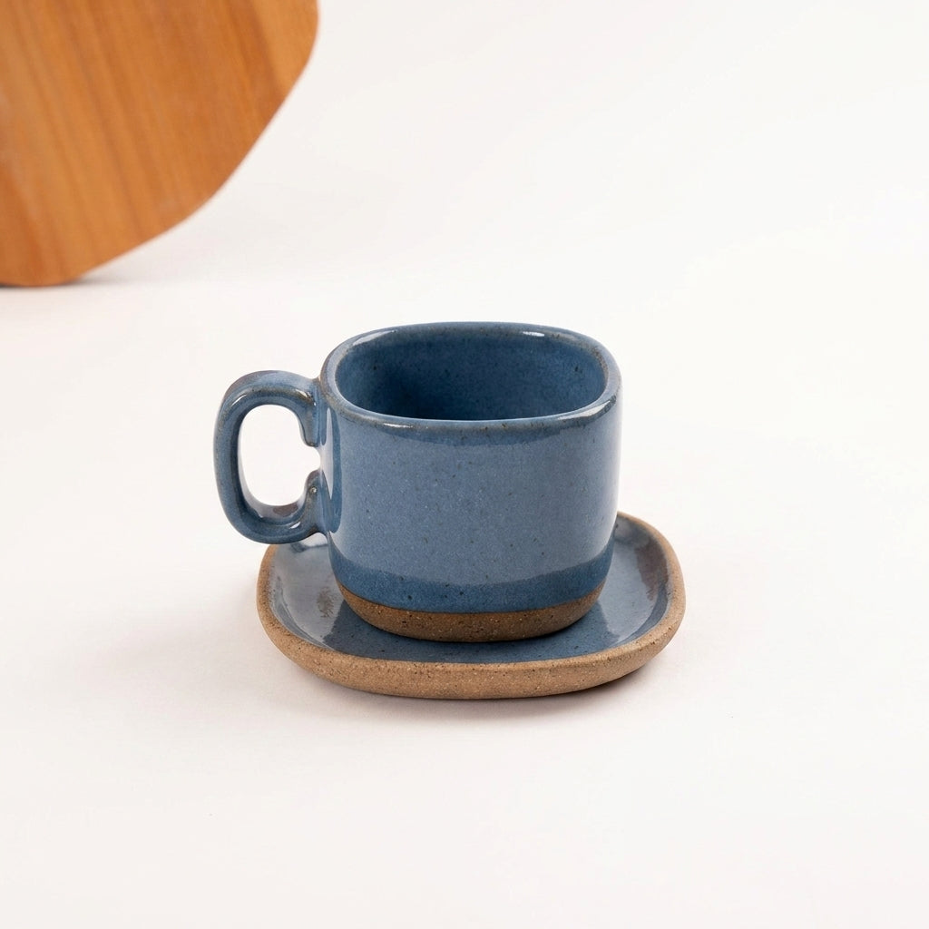 Xícara Quadrada em cerâmica artesanal — tamanho 100ML, argila Cappuccino, esmalte Azul Safira