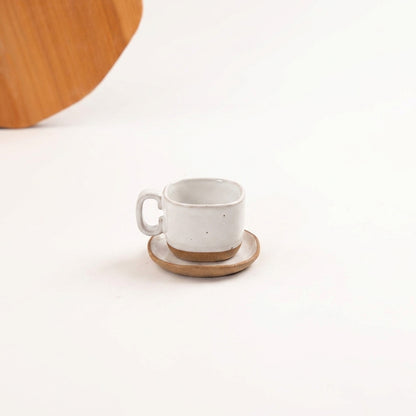 Xícara Quadrada em cerâmica artesanal — tamanho 100ML, argila Cappuccino, esmalte Branco AMME