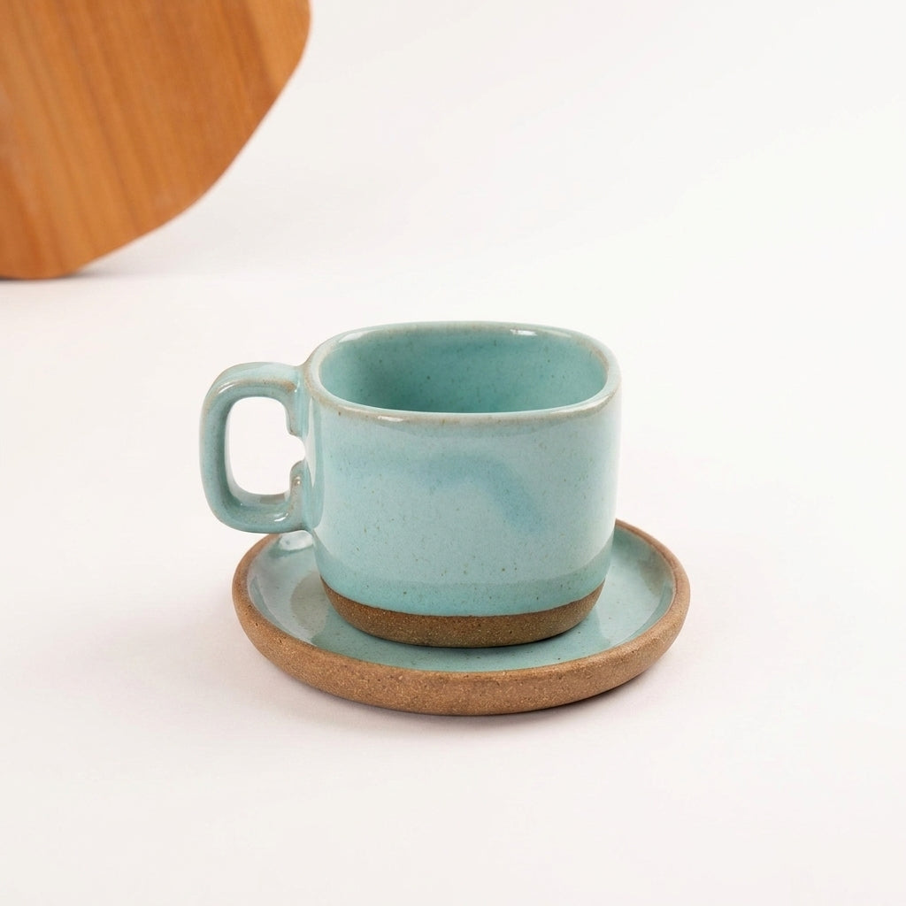 Xícara Quadrada em cerâmica artesanal — tamanho 100ML, argila Cappuccino, esmalte Jujuba