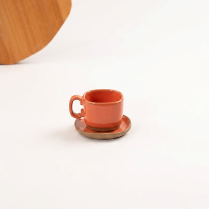 Xícara Quadrada em cerâmica artesanal — tamanho 100ML, argila Cappuccino, esmalte Laranja Intenso