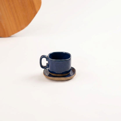 Xícara Quadrada em cerâmica artesanal — tamanho 100ML, argila Cappuccino, esmalte Lazuli