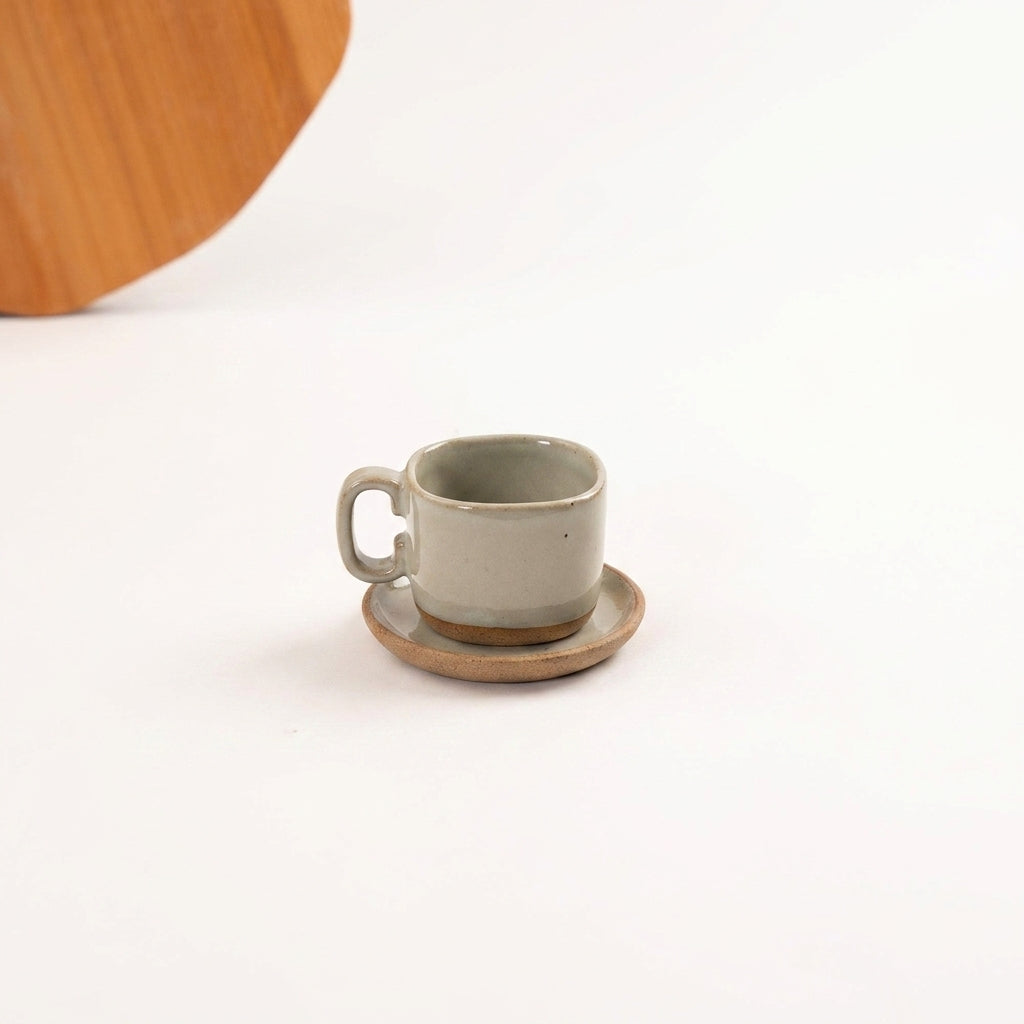 Xícara Quadrada em cerâmica artesanal — tamanho 100ML, argila Cappuccino, esmalte Verde Pompeia