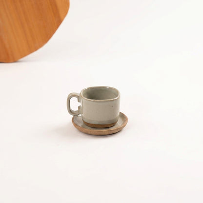 Xícara Quadrada em cerâmica artesanal — tamanho 100ML, argila Cappuccino, esmalte Verde Pompeia