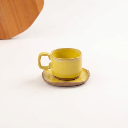 Xícara Quadrada em cerâmica artesanal — tamanho 180ML, argila Cappuccino, esmalte Amarelo Intenso